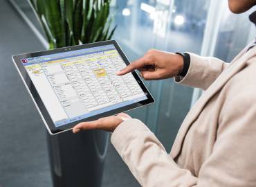 Personaleinsatzplanung Workforce Management Tablet Frau Planung Mobil 